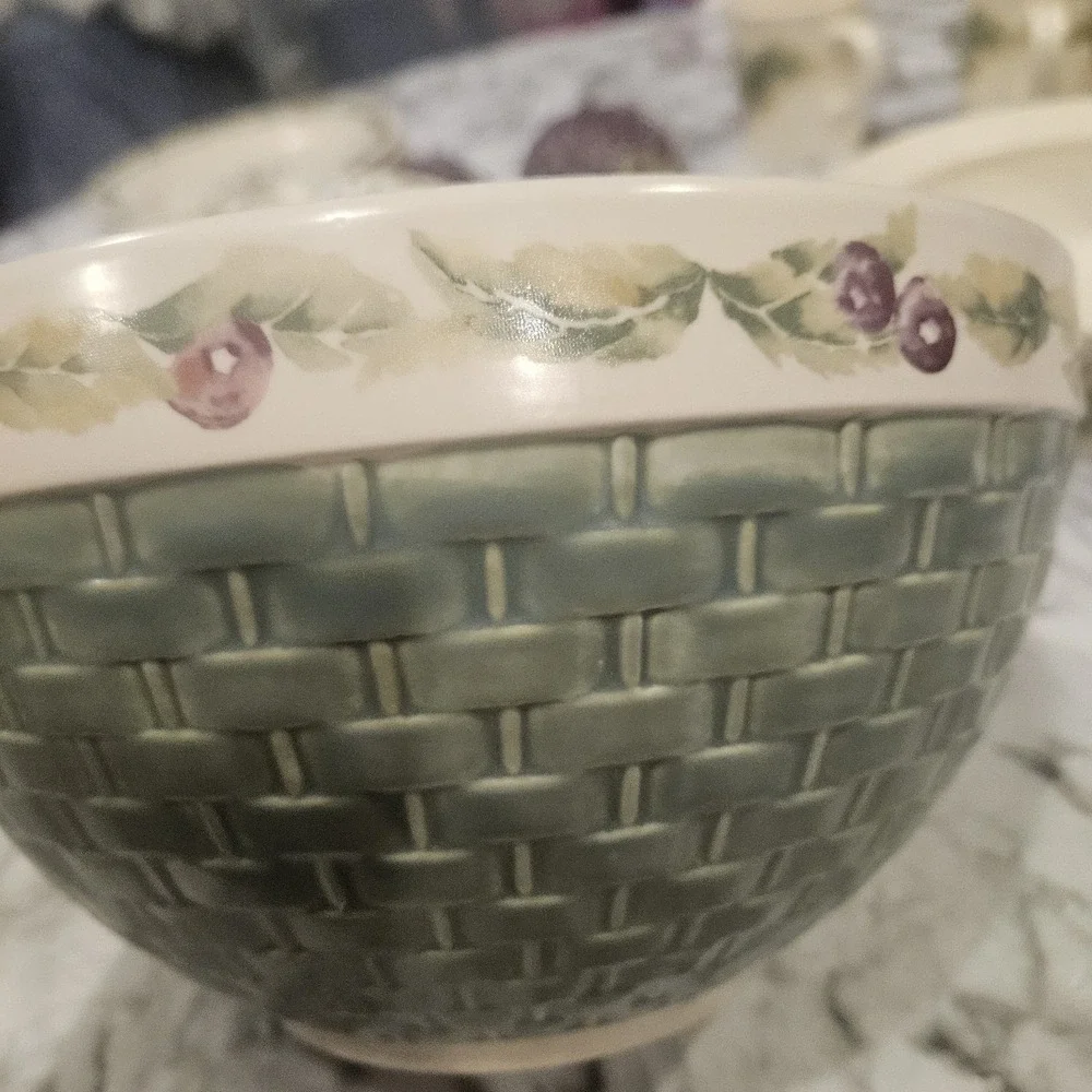 Pfaltzgraff Grapevine Stoneware Mixing Bowl‎ – Large, Basketweave Exterior